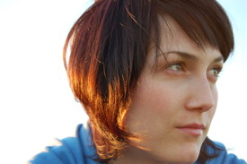 Frau schaut zweifelnd in die Gegend