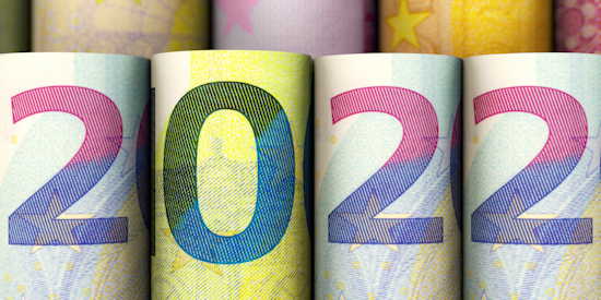 Vier Geldscheine so gerollt und platziert, dass die sichtbaren Zahlen 2022 ergeben.