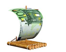 Auf der Suche nach der Studienfinanzierung: Floß mit 100-Euro-Geldschein als Segel