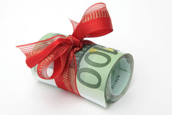Geldscheinbündel mit Geschenkband