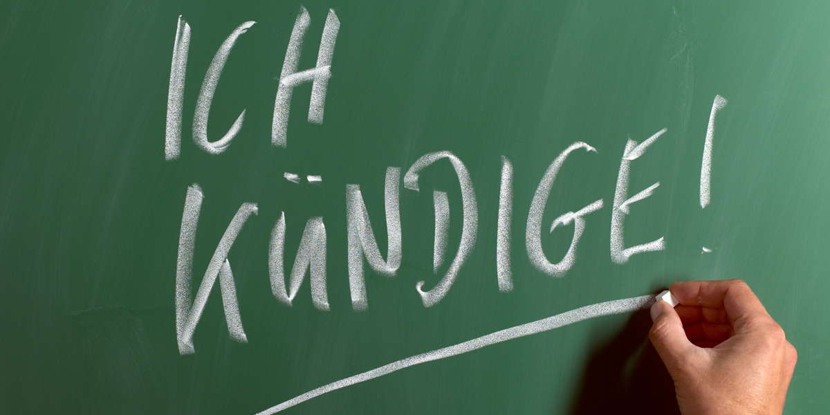 akf - stock.adobe.com Ich kündige! mit Kreide auf eine Tafel geschrieben, Hand hält Kreide am letzten Buchstaben