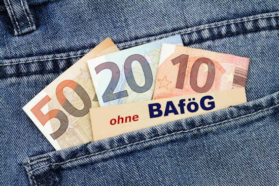 Jeans-Hosentasche mit Geldscheinen und Notiz „ohne BAföG“ auf Zettel