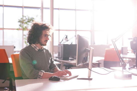 Junger Erwachsener beim Arbeiten in einem Startup