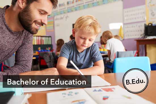 Junger Lehrer hilft einem Grundschüler bei seinen Aufgaben, Bachelor of Education, Stempel B.Edu.
