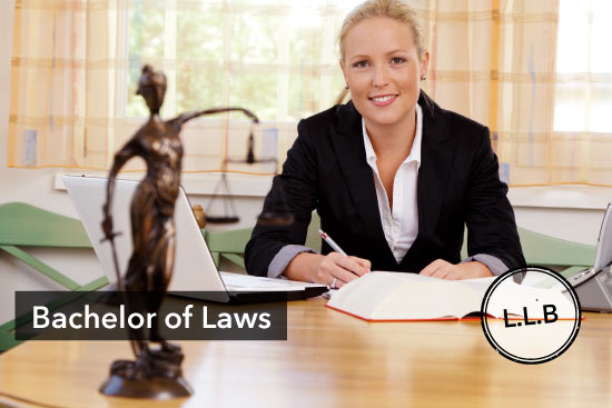 Junge Frau studiert das Gesetzbuch, Bachelor of Law, Stempel L.L.B