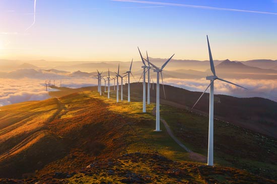 Windkraftanlagen auf einem Berg bei Sonnenuntergang