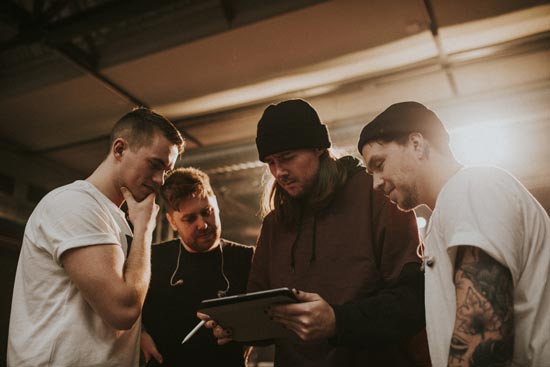 Mann spricht mit Band