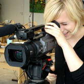 Frau bedient professionelle Videokamera