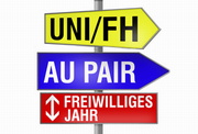 Schilder (teilweise mit Pfeil) mit Aufschrift Uni/FH, Au Pair bzw. Freiwilliges Jahr
