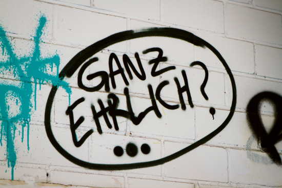„Ganz ehrlich?“ auf Wand gesprayt