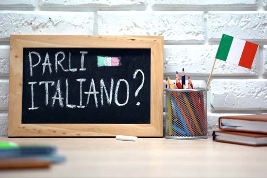 „Sprichst Du Italienisch?“ auf Schiefertafel geschrieben