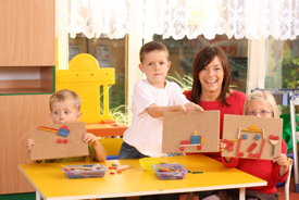 Kindergartenkinder zeigen ihre Bilder