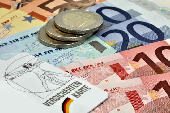 Gesundheitskarte, verschiedene Geldscheine dahinter sortiert