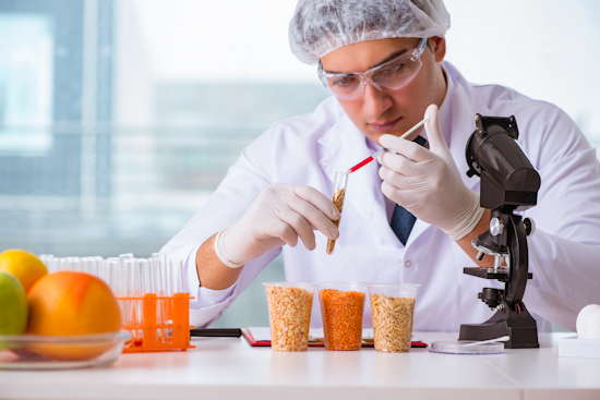 Lebensmittelchemiker im Labor