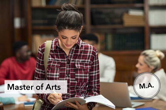 Studentin in Bibliothek, Master of Arts, Stemel M.A.