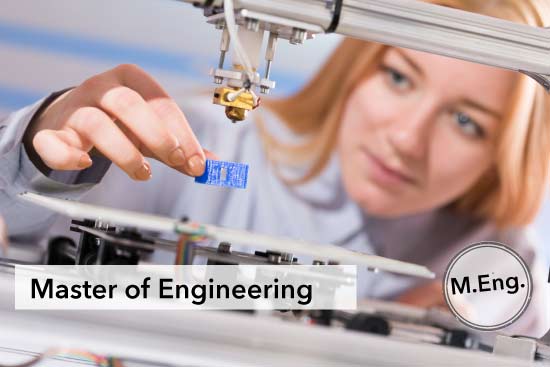 Studentin untersucht das Ergebnis eines 3d-Druckers auf Fehler, Master of Engineering, Stempel M.Sc.