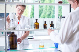 Pharmazeutin im Labor