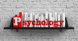 Bücherbord mit Büchern, auf deren Buchrücken „Psychology“ zu lesen ist