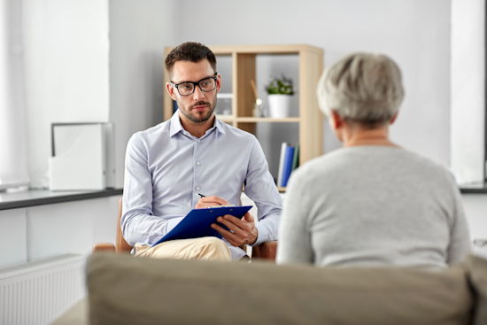 Bildrecht: Syda Productions - stock.adobe.com Psychotherapeut im Gespräch mit Patientin