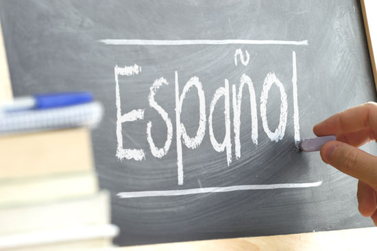 „Español“ wird mit Kreide auf eine Tafel geschrieben