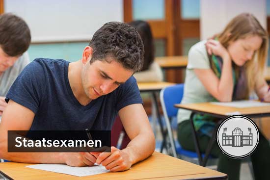 Studierende in einer Prüfung, Staatsexamen, Stempel mit Bundestag