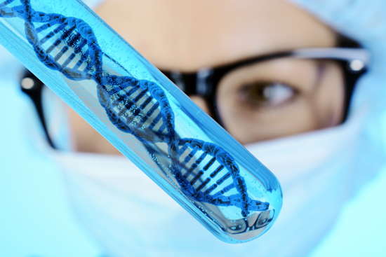 Wissenschaftler hält Reagenzglas mit DNA (Symbolbild)