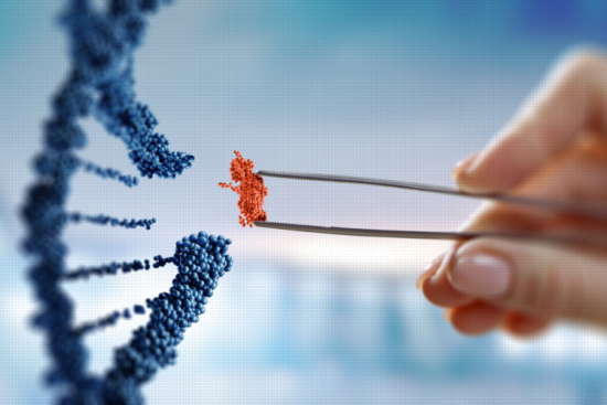 DNA-Moleküldesign mit weiblicher Hand, die eine Pinzette hält.