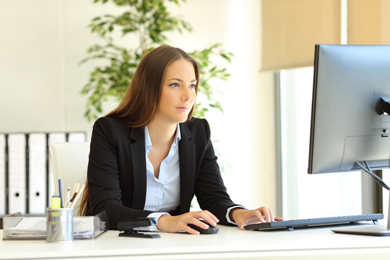 Frau arbeitet am Computer
