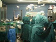Operationssaal in einem Krankenhaus, Patient durch Ärzte verdeckt
