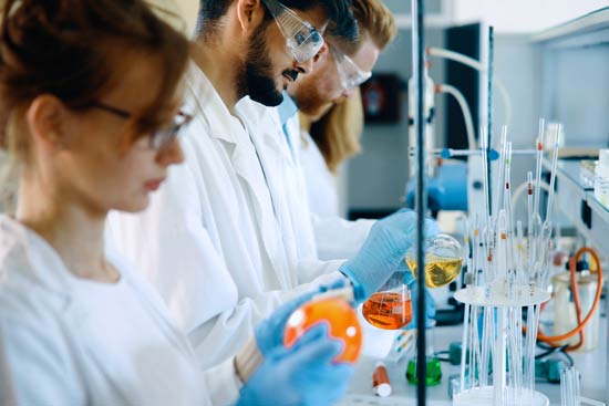 Bildrecht: NDABCREATIVITY - stock.adobe.com Studierende in einem Chemielabor