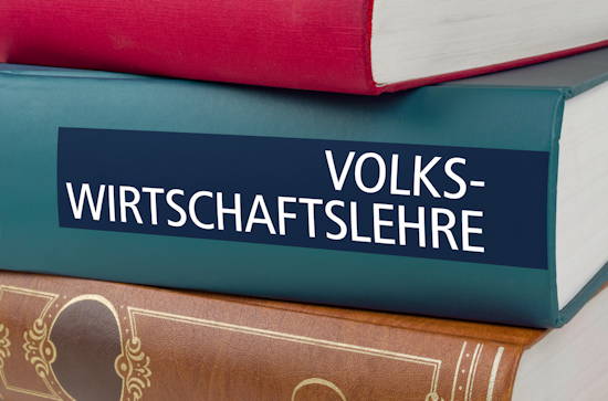 Bücherstapel, in der Mitter ein Buch mit Aufdruck „Volkswirtschaftslehre“