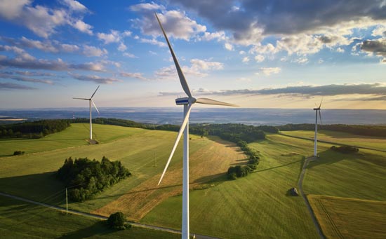 Windräder in der Landschaft