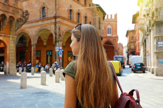 Junge Frau in Bologna (Italien)