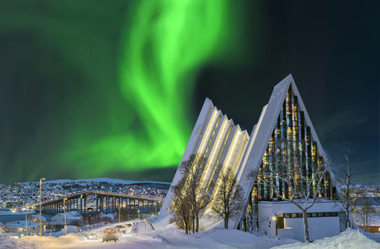 Eismeerkathedrale in Tromso (Norwegen) mit Nordlicht