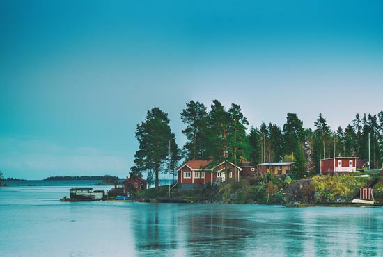 Schwedisches Fischerdorf im Winter auf einer kleinen Insel (Schäre)