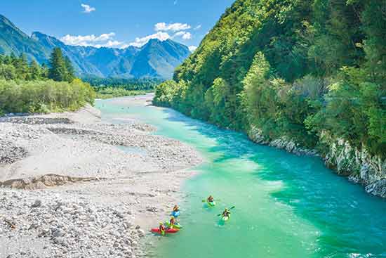 Kanu fahren auf dem Fluss Sofa in Slowenien