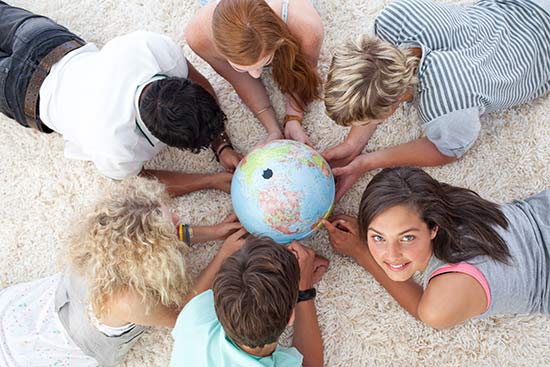 Studenten mit Globus in der Mitte