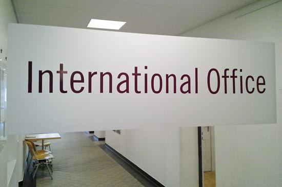 Eingangstür eines International Office an einer Hochschule