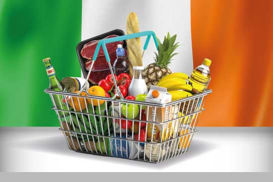 Einkaufskorb mit verschiedenen Waren vor irischer Flagge