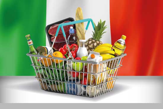 Einkaufskorb mit verschiedenen Waren vor italienischer Flagge