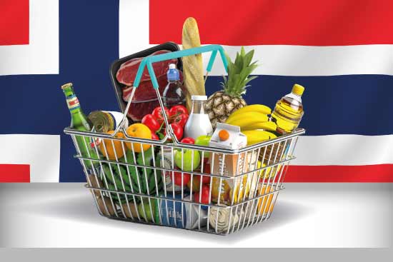 Einkaufskorb mit verschiedenen Waren vor norwegischer Flagge