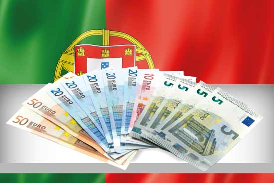 Euroscheine vor portugiesischer Flagge
