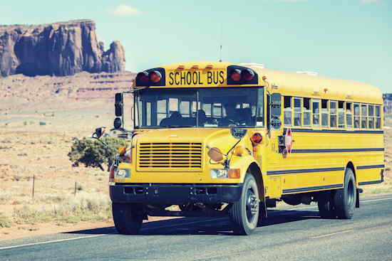 Schulbus im Monument Valley (USA)