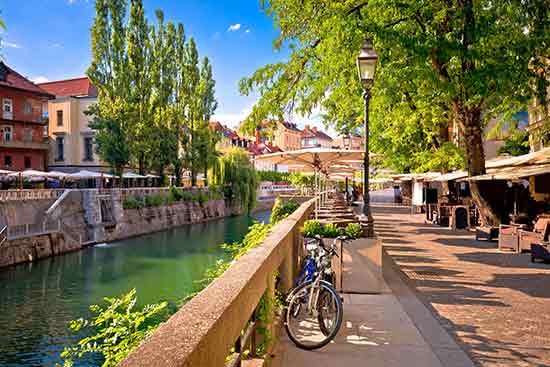 Flusspromenade in Ljubljanica – Slowenien