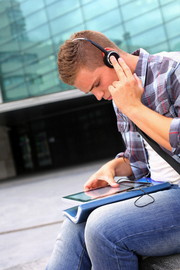Student mit Tablet-Computer und Kopfhörern