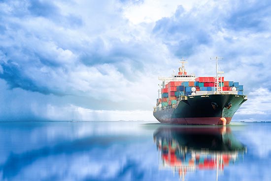 Containerschiff auf blauem, stillem Wasser