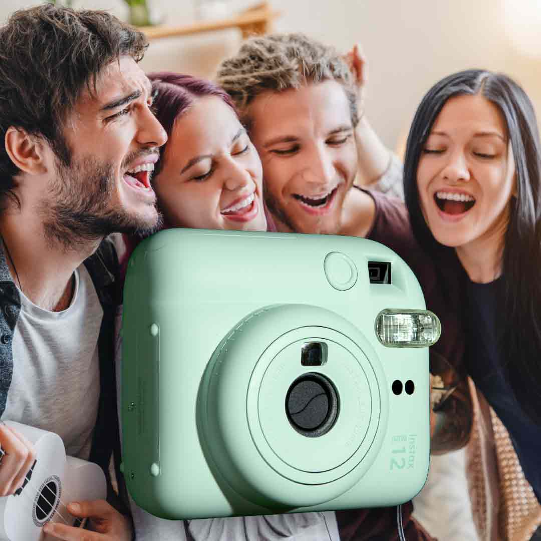 Sofortbildkamera Instax mini 12 von Fujifilm bei Studis Online zu gewinnen