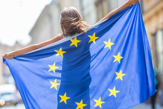 Mädchen mit einer EU-Flagge als Umhang