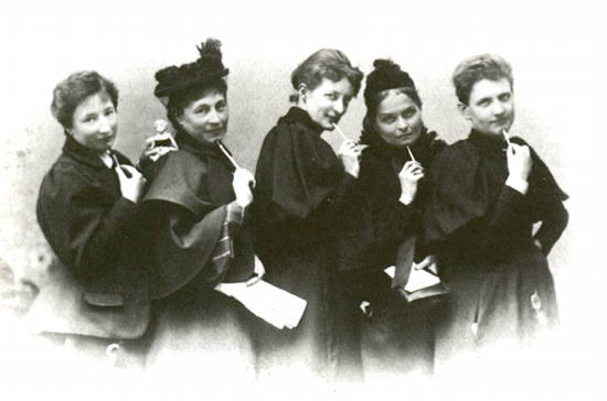 Fünf Mitglieder vom «Verein für Frauenstimmrecht», v.l.n.r.: Anita Augspurg, Marie Stritt, Lily von Gizycki, Minna Cauer und Sophia Goudstikker, um 1896
