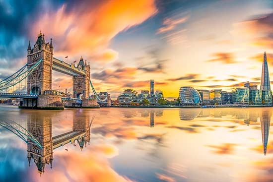 Sonnenuntergang auf der Themse in der Nähe der Towerbridge